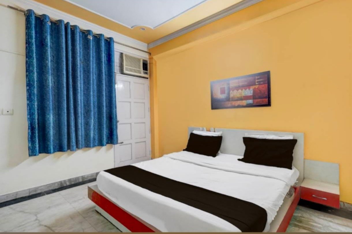Roomshala Hotel Blue Inn - Near Noida Sector 34 Metro Station